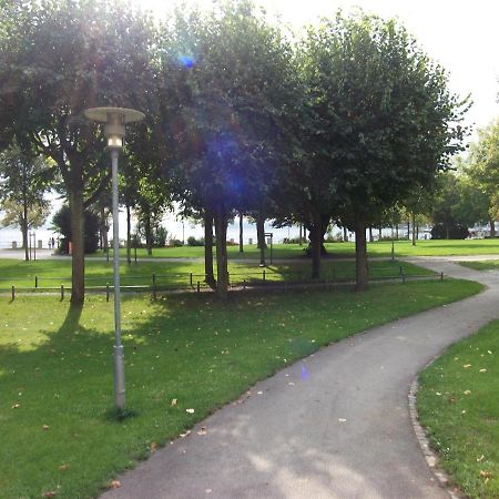 Aeltere Fewo Am Uferpark Friedrichshafen Bagian luar foto